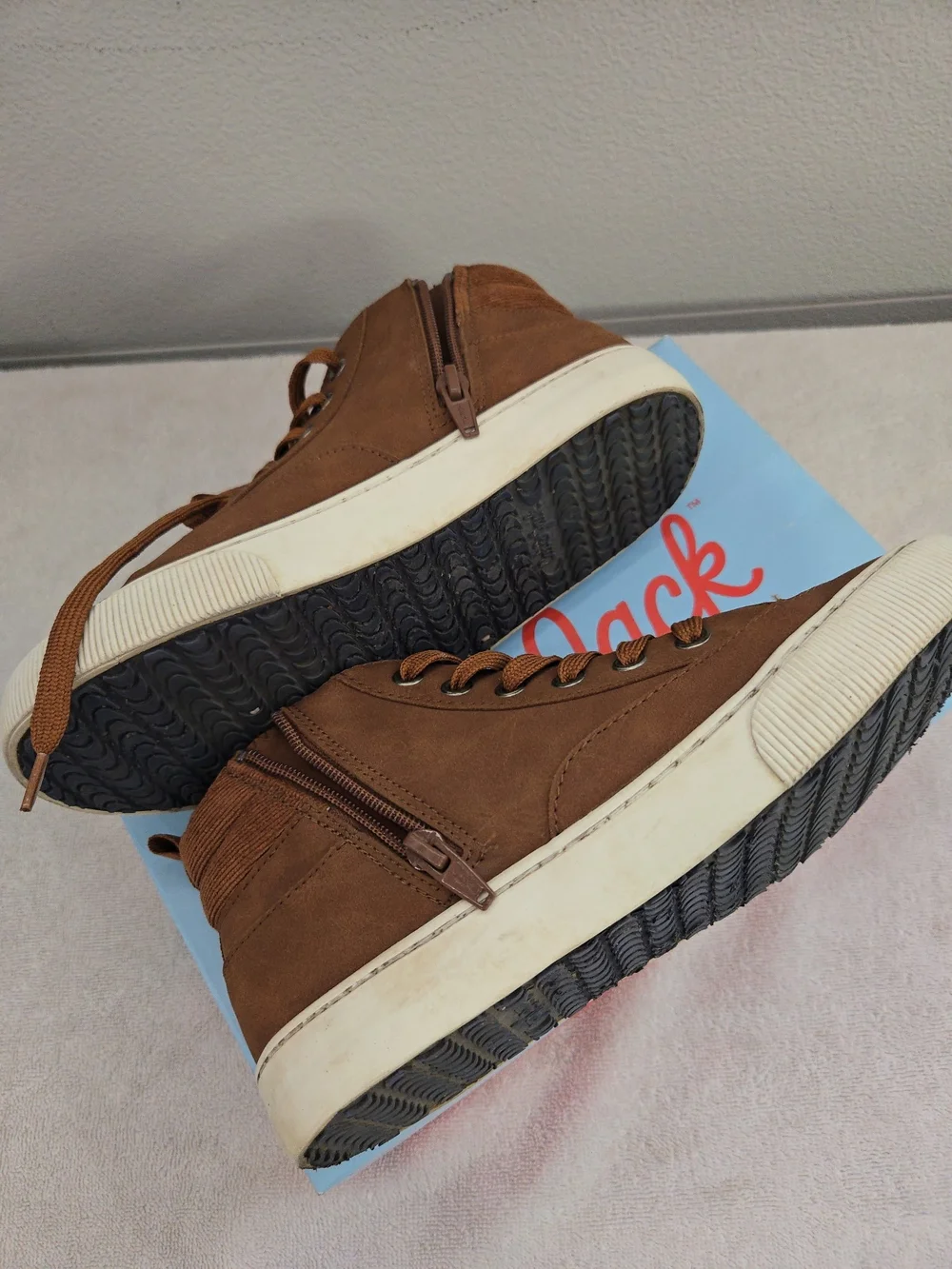 🤎Cat & Jack Brown High-Top Kids's Sneakers, Size 4🤎